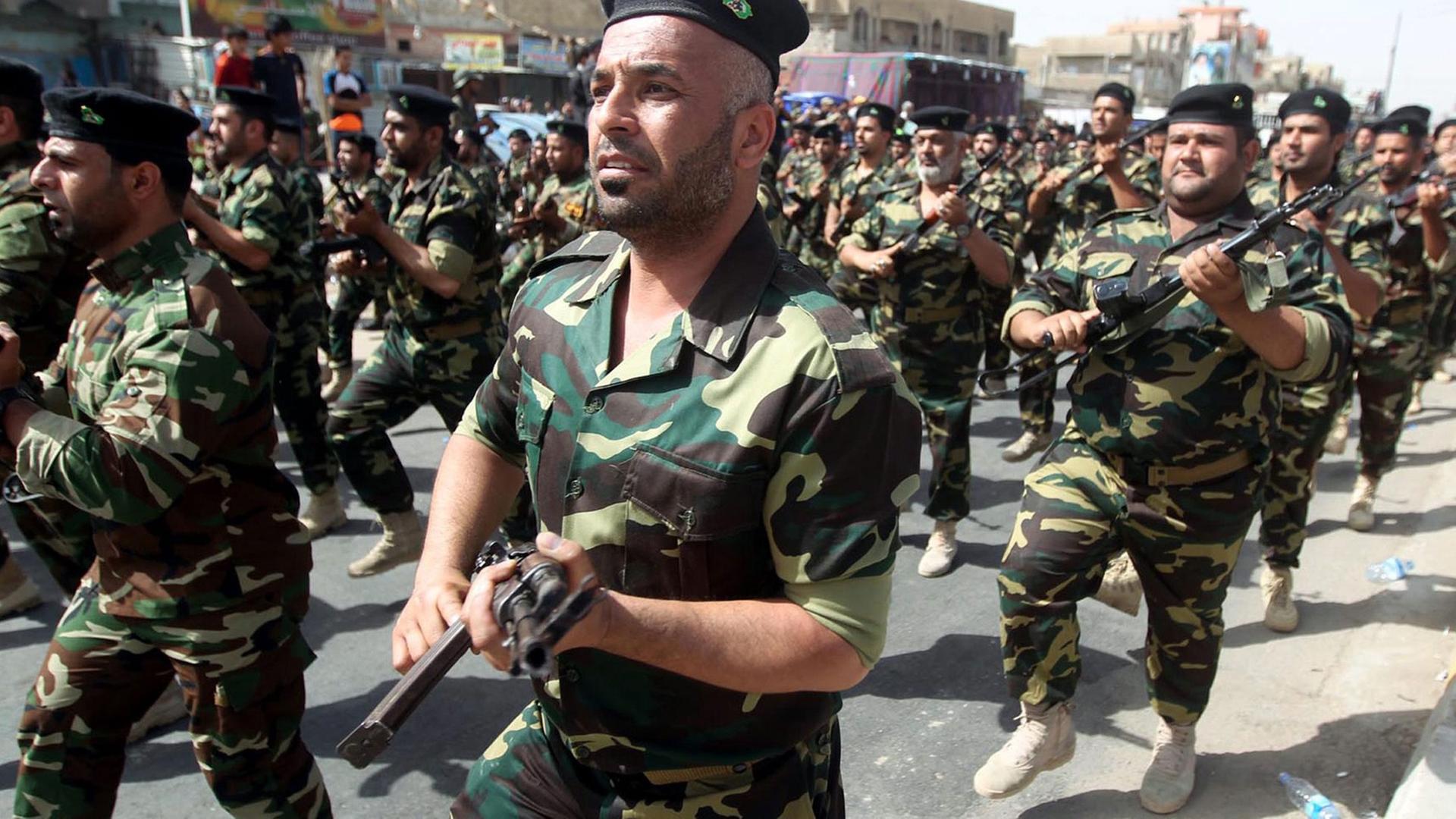 Fundamentalisten: Mitglieder der neu etablierten, schiitischen, militärischen 'Peace Brigades' machen eine Parade durch Bagdad am 21 Juni 2014. Fundamentalisten: Mitglieder der neu etablierten, schiitischen, militärischen 'Peace Brigades' machen eine Parade durch Bagdad am 21 Juni 2014.