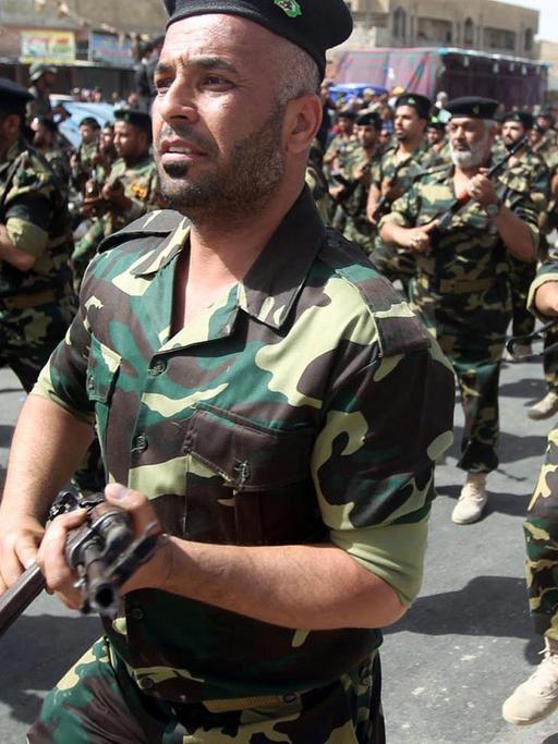 Fundamentalisten: Mitglieder der neu etablierten, schiitischen, militärischen 'Peace Brigades' machen eine Parade durch Bagdad am 21 Juni 2014.