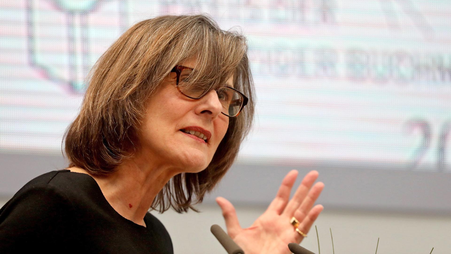Die Autorin Barbara Stollberg-Rilinger wird am 23.03.2017 auf der Buchmesse in Leipzig (Sachsen) mit dem Preis der Leipziger Buchmesse in der Kategorie Sachbuch/Essayistik ausgezeichnet. Die Autorin Barbara Stollberg-Rilinger wird am 23.03.2017 auf der Buchmesse in Leipzig (Sachsen) mit dem Preis der Leipziger Buchmesse in der Kategorie Sachbuch/Essayistik ausgezeichnet.