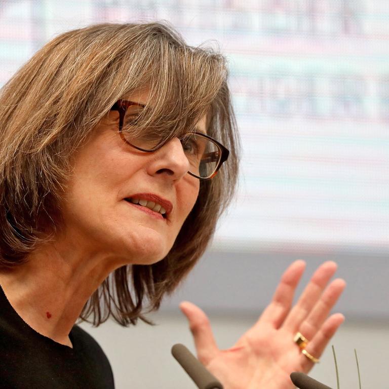 Die Autorin Barbara Stollberg-Rilinger wird am 23.03.2017 auf der Buchmesse in Leipzig (Sachsen) mit dem Preis der Leipziger Buchmesse in der Kategorie Sachbuch/Essayistik ausgezeichnet. Die Autorin Barbara Stollberg-Rilinger wird am 23.03.2017 auf der Buchmesse in Leipzig (Sachsen) mit dem Preis der Leipziger Buchmesse in der Kategorie Sachbuch/Essayistik ausgezeichnet.