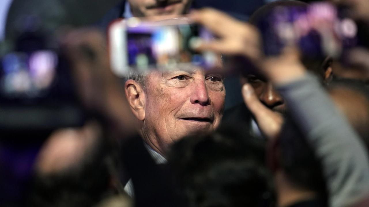 Der US-Präsidentschaftsbewerber Bloomberg in einer Menschenmenge; mit einem Smartphone wird ein Foto von ihm gemacht. Der US-Präsidentschaftsbewerber Bloomberg in einer Menschenmenge; mit einem Smartphone wird ein Foto von ihm gemacht.
