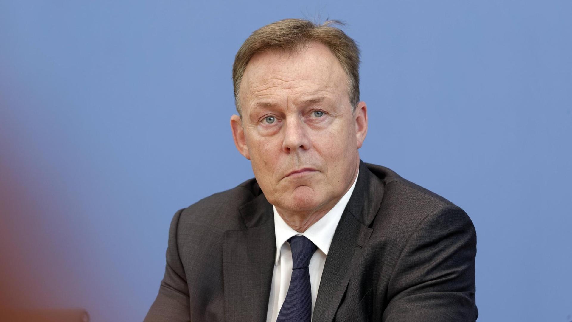 Thomas Oppermann (SPD), Fraktionsvorsitzender im Bundestag, gemeinsam mit dem SPD-Kanzlerkandidaten und Ministerkollegen vor der Bundespressekonferenz mit einer Bilanz der SPD-Regierungsarbeit in der Großen Koalition. Thomas Oppermann (SPD), Fraktionsvorsitzender im Bundestag, gemeinsam mit dem SPD-Kanzlerkandidaten und Ministerkollegen vor der Bundespressekonferenz mit einer Bilanz der SPD-Regierungsarbeit in der Großen Koalition.