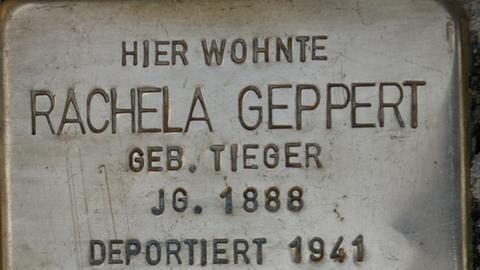 Stolperstein für Rachela Geppert vor ihrem Haus in der Kölner Fleischmengergasse: Die Jüdin wurde 1942 im Konzentrationslager Chelmno umgebracht.