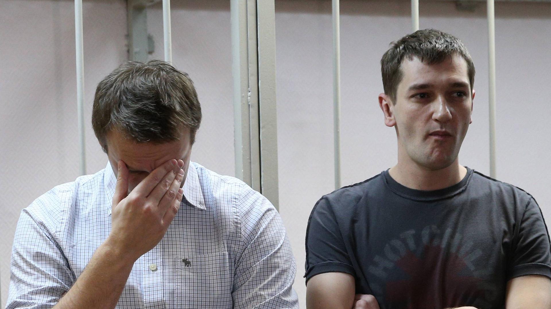 Alexej Nawalny und sein Bruder Oleg nach der Urteilsverkündung. Alexej Nawalny und sein Bruder Oleg nach der Urteilsverkündung.