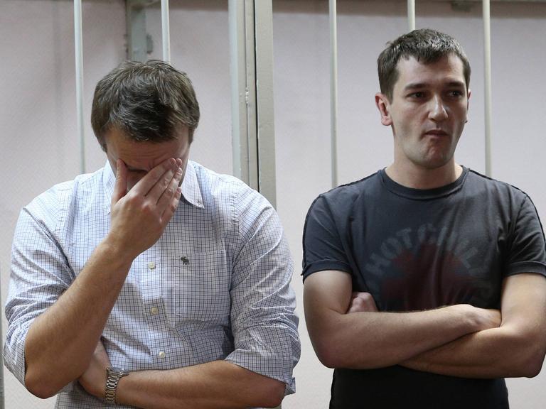 Alexej Nawalny und sein Bruder Oleg nach der Urteilsverkündung.