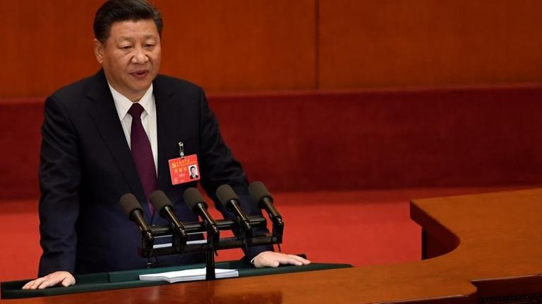 Staats- und Parteichef Xi Jinping spricht zu den etwa 2.300 Delegierten auf dem Parteikongress in Peking Staats- und Parteichef Xi Jinping spricht zu den etwa 2.300 Delegierten auf dem Parteikongress in Peking