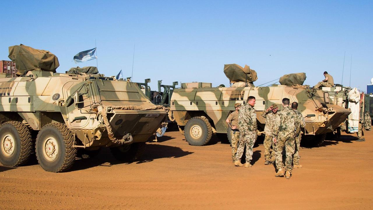 Deutsche Beteiligung an MINUSMA: Soldaten und Fahrzeuge der Bundeswehr in Camp Castor in Gao, Mali