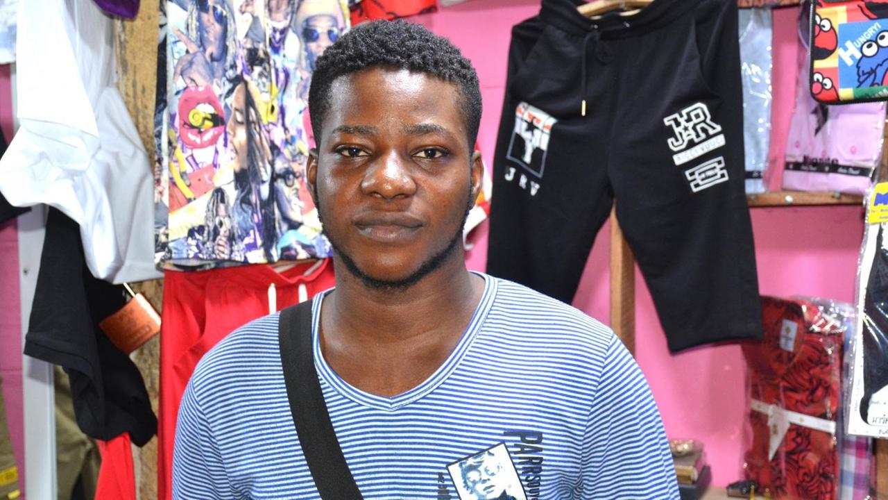 Der 21-jährige Händler Ifeansi Daniel Ogali ist für die Unabhängigkeit von Biafra. Hier steht er vor seinem Marktstand in Enugu. Der 21-jährige Händler Ifeansi Daniel Ogali ist für die Unabhängigkeit von Biafra. Hier steht er vor seinem Marktstand in Enugu.