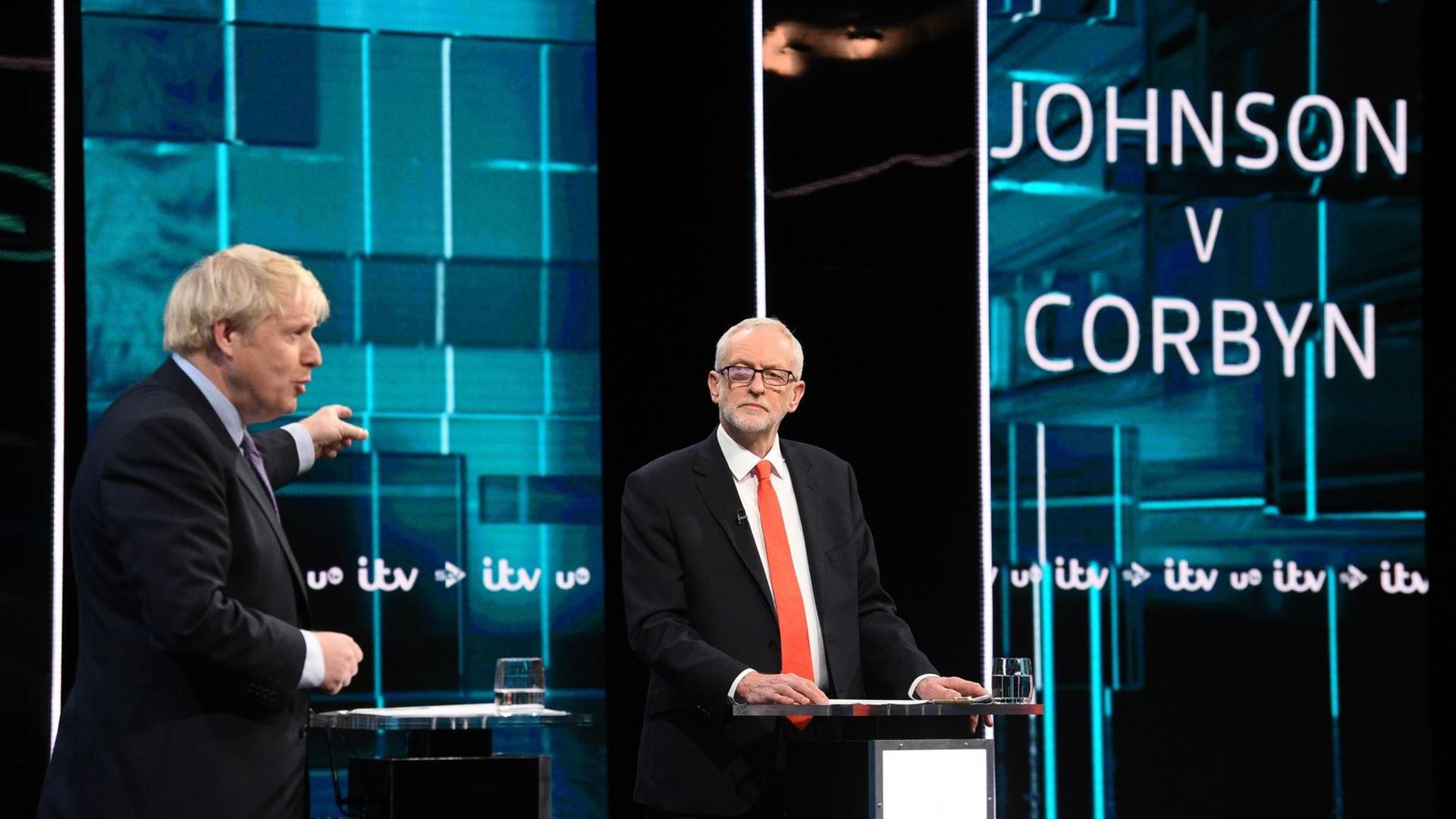 Großbritanniens Premierminister Boris Johnson (l.) und der Vorsitzende der britischen Labour-Party Jeremy Corbyn während eines TV-Duells im Vorfeld der Parlamentswahl