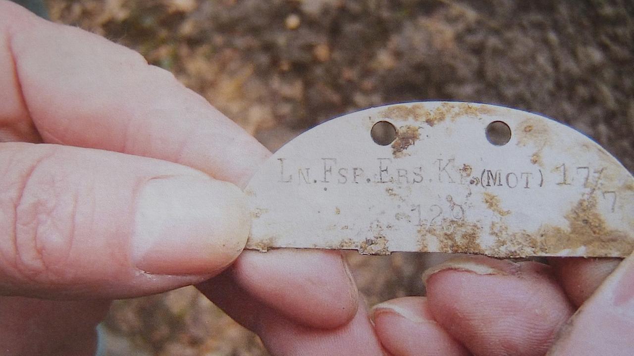 Die Soldaten trugen nummerierte Metallplaketten bei sich - über sie lassen sich Gefallene bis heute identifizieren. Die Soldaten trugen nummerierte Metallplaketten bei sich - über sie lassen sich Gefallene bis heute identifizieren.