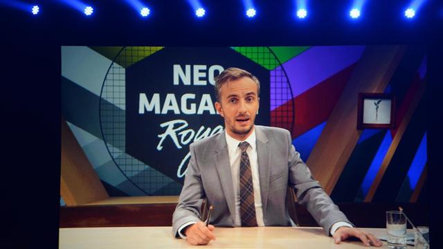 Jan Böhmermann, Satiriker und Moderator des "Neo Magazin Royale" sitzt am Sprecherpult.