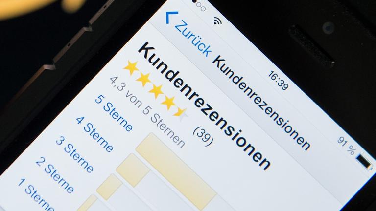 Kundenrezensionen für ein Amazon-Produkt sind auf einem Smartphone zu sehen. Kundenrezensionen für ein Amazon-Produkt sind auf einem Smartphone zu sehen.