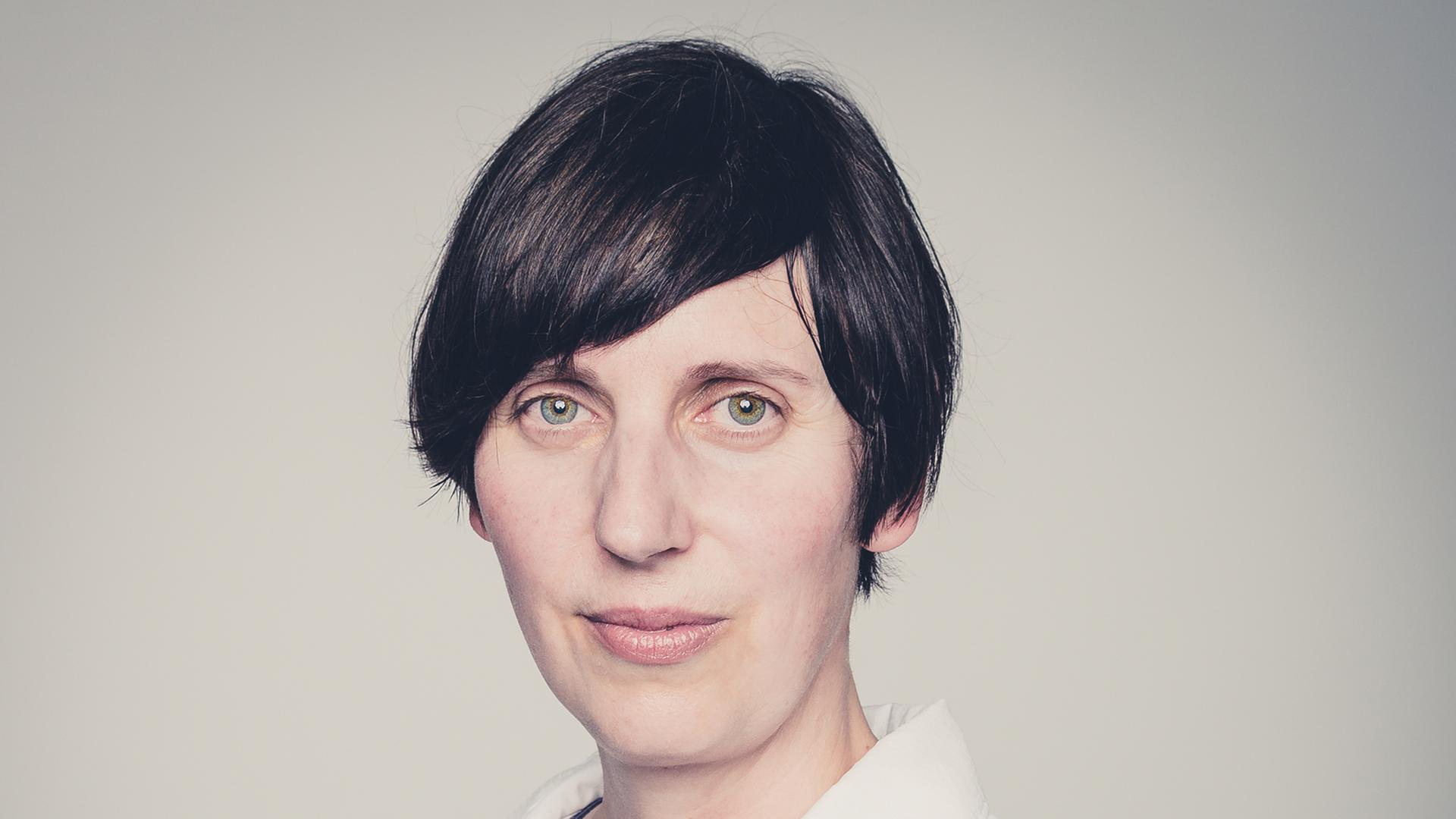 Ein Porträt von Prof. Dr. Carolin Höfler. Ein Porträt von Prof. Dr. Carolin Höfler.