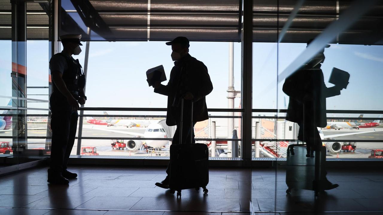 Beamte der Bundespolizei kontrollieren im Flughafen Hamburg Passagiere eines ankommenden Flugzeugs aus Zürich. Seit Ende März müssen alle aus dem Ausland einreisenden Fluggäste einen negativen Corona-Test nachweisen können. Beamte der Bundespolizei kontrollieren im Flughafen Hamburg Passagiere eines ankommenden Flugzeugs aus Zürich. Seit Ende März müssen alle aus dem Ausland einreisenden Fluggäste einen negativen Corona-Test nachweisen können.