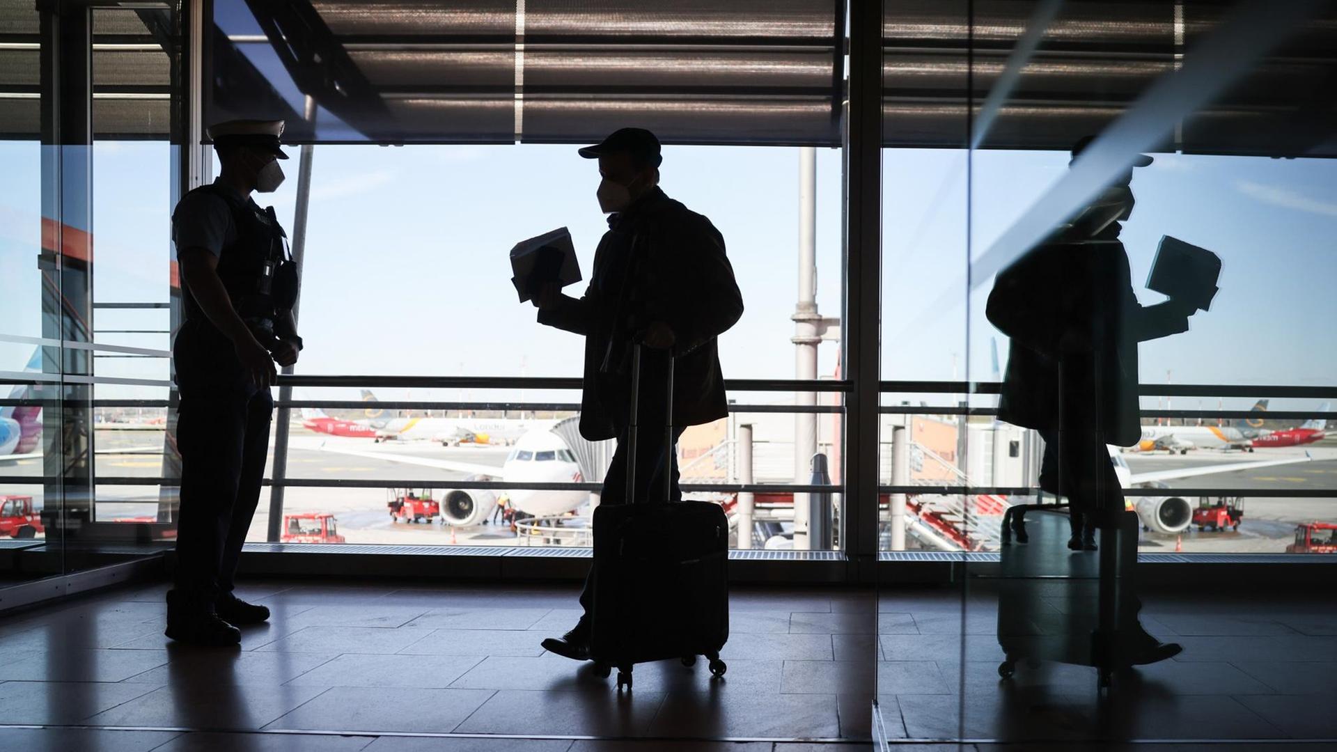 Beamte der Bundespolizei kontrollieren im Flughafen Hamburg Passagiere eines ankommenden Flugzeugs aus Zürich. Seit Ende März müssen alle aus dem Ausland einreisenden Fluggäste einen negativen Corona-Test nachweisen können. Beamte der Bundespolizei kontrollieren im Flughafen Hamburg Passagiere eines ankommenden Flugzeugs aus Zürich. Seit Ende März müssen alle aus dem Ausland einreisenden Fluggäste einen negativen Corona-Test nachweisen können.