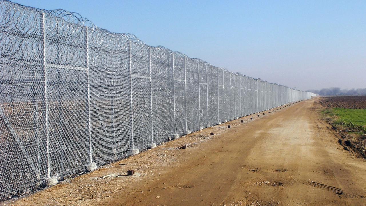 Zaun an der türkisch-griechischen Grenze. Zaun an der türkisch-griechischen Grenze.