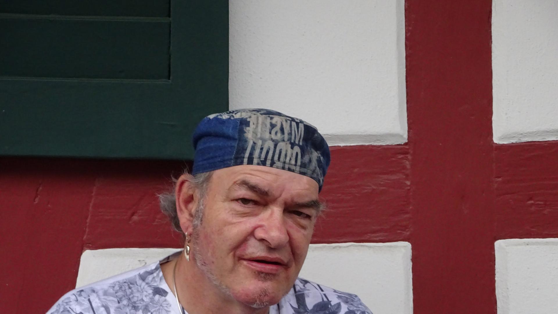 Walter Nowak steht vor einem Fachwerkhaus. Walter Nowak steht vor einem Fachwerkhaus.