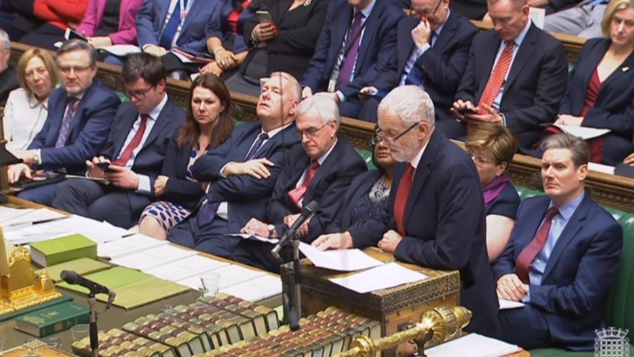 Das Bild zeigt Jeremy Corbyn bei einer Rede im britischen Unterhaus.