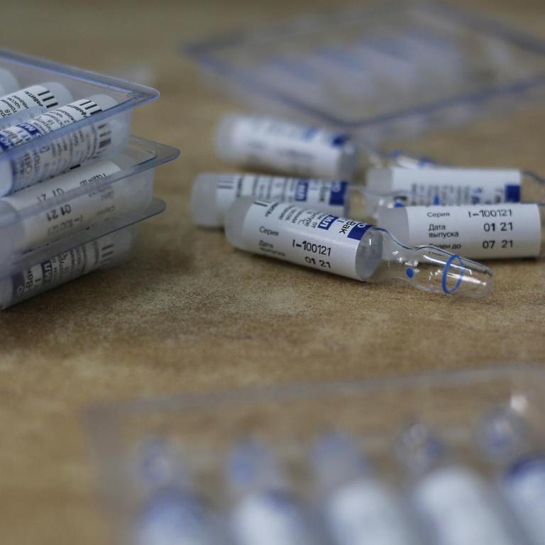 Ampullen des Sputink-V-Impfstoffes liegen auf einem Tisch in Gaza, Palästina