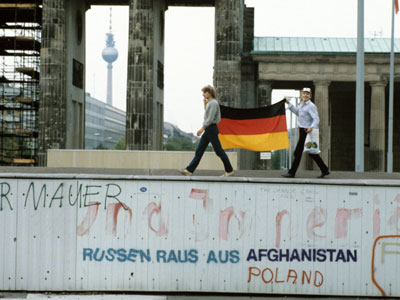 Demonstranten auf der Berliner Mauer 1986