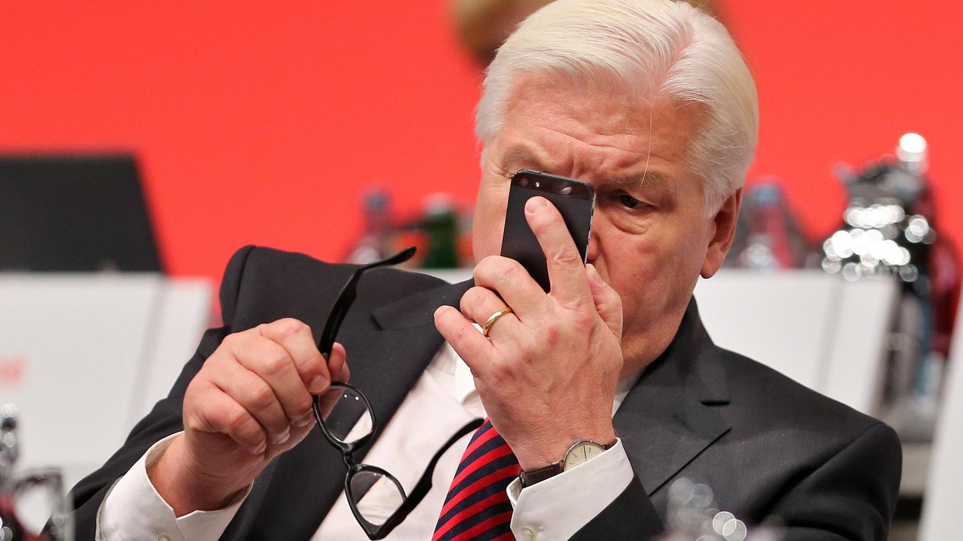 Frank-Walter Steinmeier - hier beim SPD-Bundesparteitag 2013 - blickt am auf sein Mobiltelefon. Frank-Walter Steinmeier - hier beim SPD-Bundesparteitag 2013 - blickt am auf sein Mobiltelefon.