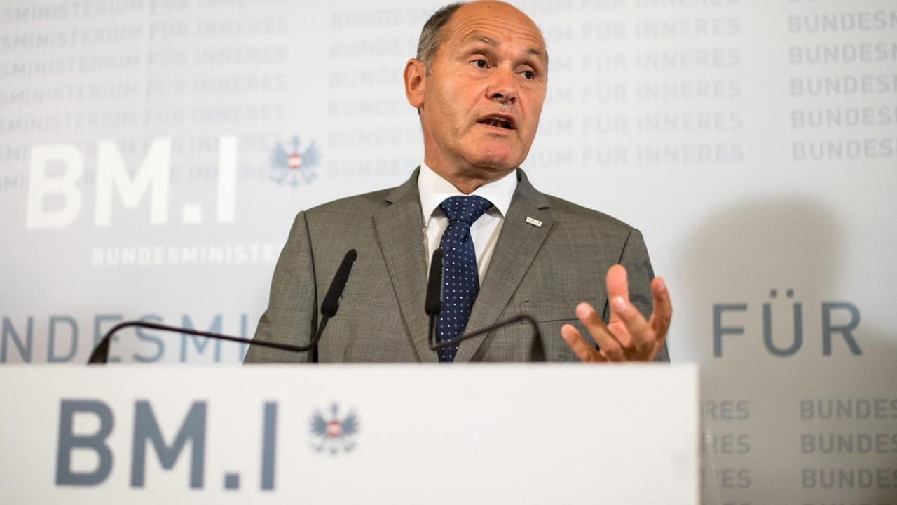 Österreichs Innenminister Sobotka verkündet Verschiebung der Präsidentenwahl. Österreichs Innenminister Sobotka verkündet Verschiebung der Präsidentenwahl.