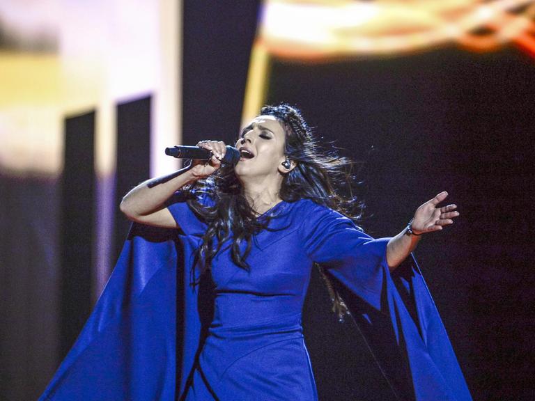 Die Sängerin Jamala repräsentierte beim 61. Eurovision Song Contest die Ukraine – und gewann: Hier singt sie in der Ericsson Globe Arena in Stockholm ihren Song "1944"; Aufnahme vom 14. Mai 2016