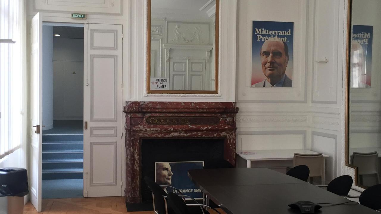 Zwei Mitterand-Plakat sind im Salle George Dayan im verkauften PS-Hauptsitzes in der Rue de Solferino in Paris