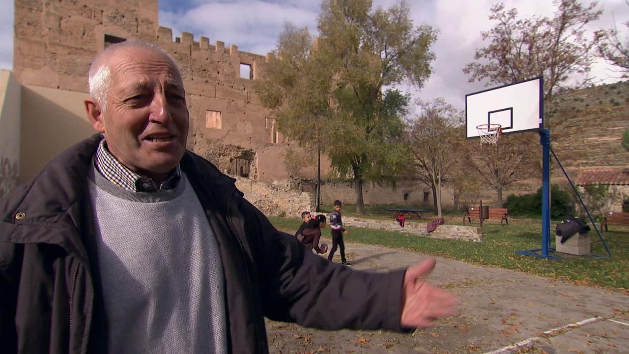 José Rico gestikuliert, im Hintergrund spielen Kinder. José Rico gestikuliert, im Hintergrund spielen Kinder.