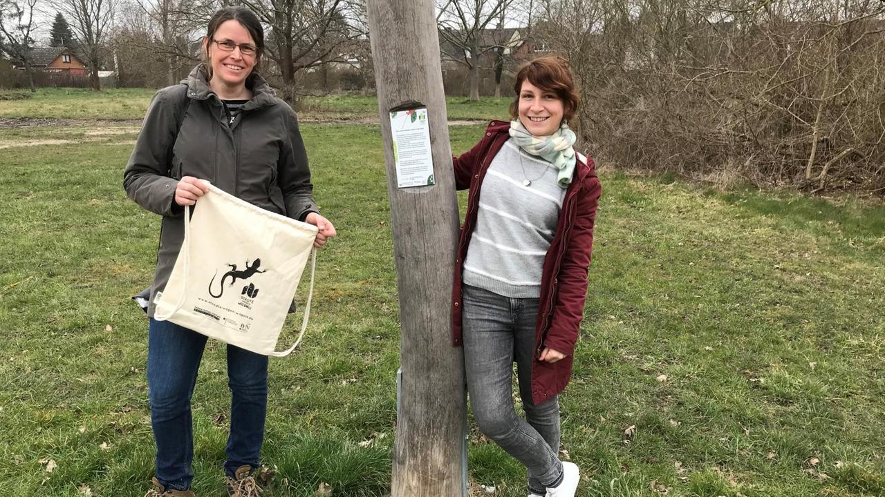 Verena Butt und Solveig Hesse stehen neben einem Baum auf einer Wiese. Verena Butt und Solveig Hesse stehen neben einem Baum auf einer Wiese.