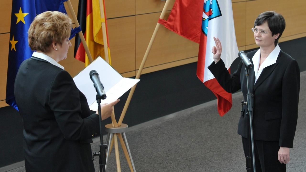 Zwei Monate nach der Thüringer Landtagswahl wird die bisherige Sozialministerin Christine Lieberknecht (CDU) am 30.10.2009 im Landtag in Erfurt von Parlamentspräsidentin Birgit Diezel (l, CDU) als neue Ministerpräsidentin vereidigt. Zwei Monate nach der Thüringer Landtagswahl wird die bisherige Sozialministerin Christine Lieberknecht (CDU) am 30.10.2009 im Landtag in Erfurt von Parlamentspräsidentin Birgit Diezel (l, CDU) als neue Ministerpräsidentin vereidigt.