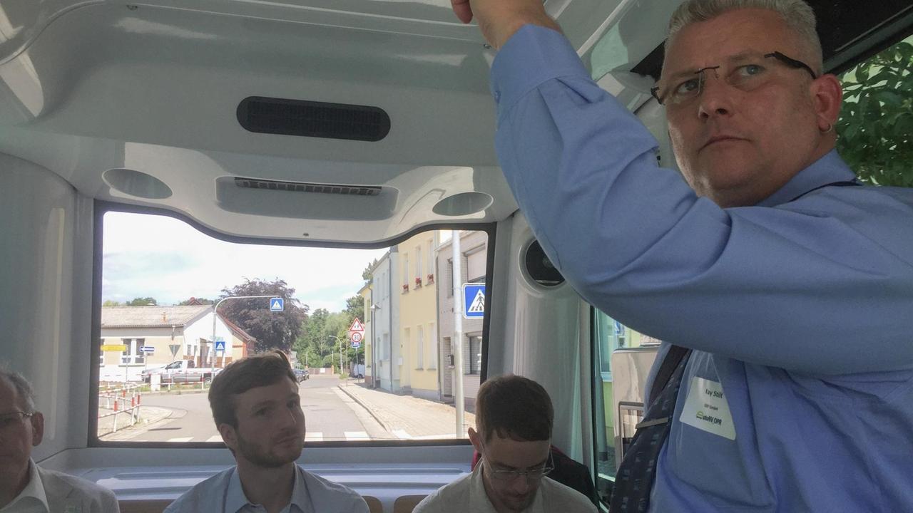 Zur Sicherheit fährt im Wusterhausener Bus derzeit noch ein "Operator" mit: Kai Stilt kann das Gefährt notfalls mit einem Joystick steuern. Zur Sicherheit fährt im Wusterhausener Bus derzeit noch ein "Operator" mit: Kai Stilt kann das Gefährt notfalls mit einem Joystick steuern.