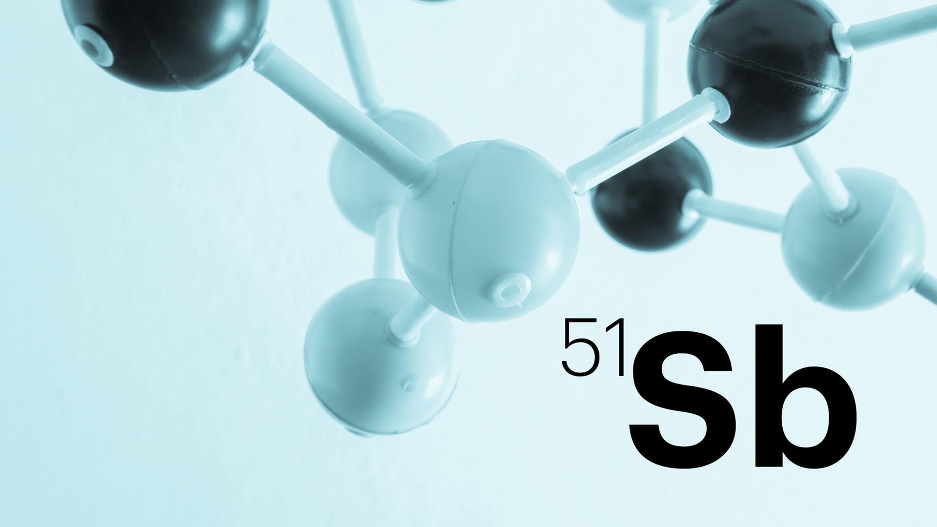 Das Modell eines Moleküls ist hinter der Abkürzung Sb (für Antimon) zu sehen.