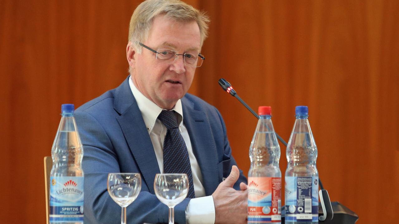 Andreas Westerfellhaus sitzt bei einer Tagung vor einem Mikrofon Andreas Westerfellhaus sitzt bei einer Tagung vor einem Mikrofon