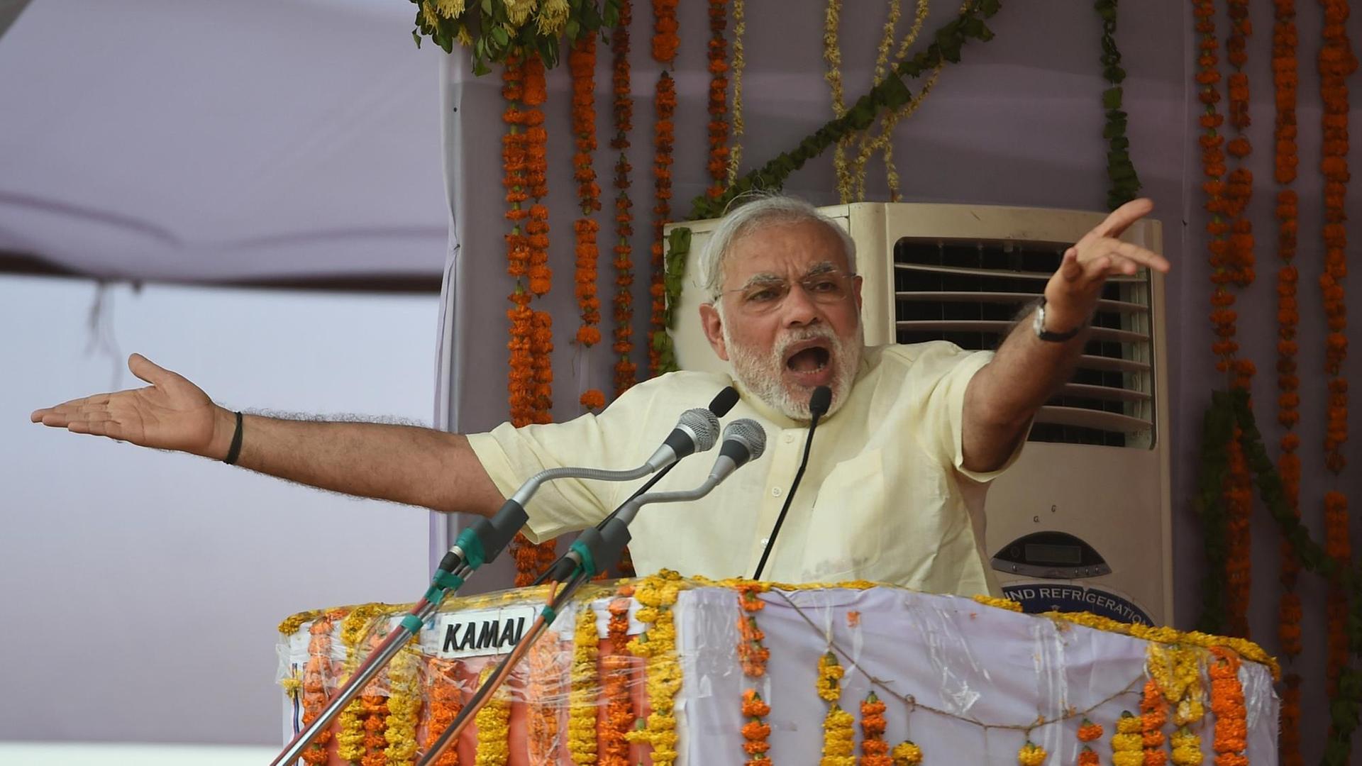Der indische Premier Narendra Modi gestikuliert während einer Rede. Der indische Premier Narendra Modi gestikuliert während einer Rede.