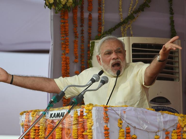 Der indische Premier Narendra Modi gestikuliert während einer Rede.