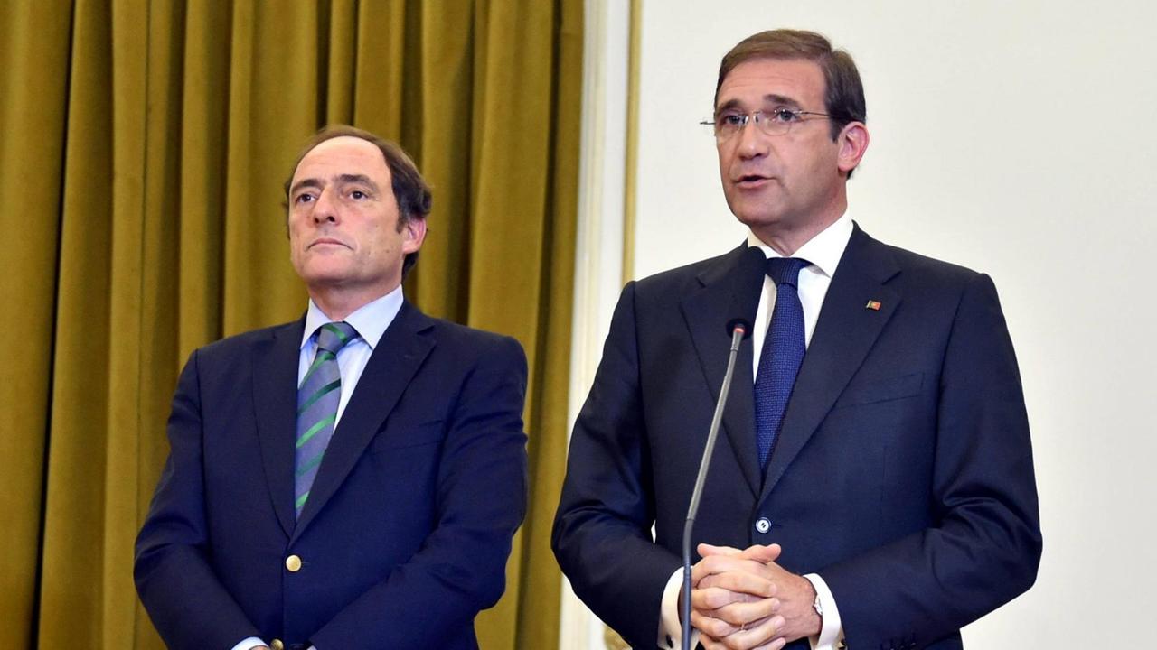 Der Chef der portugiesischen Sozialdemokratischen Partei (PSD) Pedro Passos Coelho (r) und der Parteichef der Konservativen Paulo Portas sprechen über die Bildung einer gemeinsamen Regierung Der Chef der portugiesischen Sozialdemokratischen Partei (PSD) Pedro Passos Coelho (r) und der Parteichef der Konservativen Paulo Portas sprechen über die Bildung einer gemeinsamen Regierung