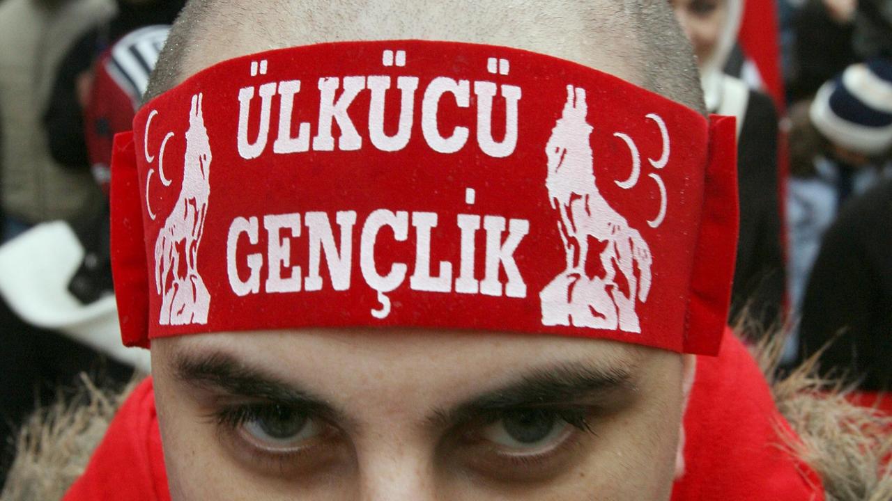 Ein Teilnehmer einer Demonstration trägt am Samstag (10.11.2007) in Frankfurt am Main ein Stirnband der rechtsextremen türkischen Partei "Graue Wölfe". Ein Teilnehmer einer Demonstration trägt am Samstag (10.11.2007) in Frankfurt am Main ein Stirnband der rechtsextremen türkischen Partei "Graue Wölfe".