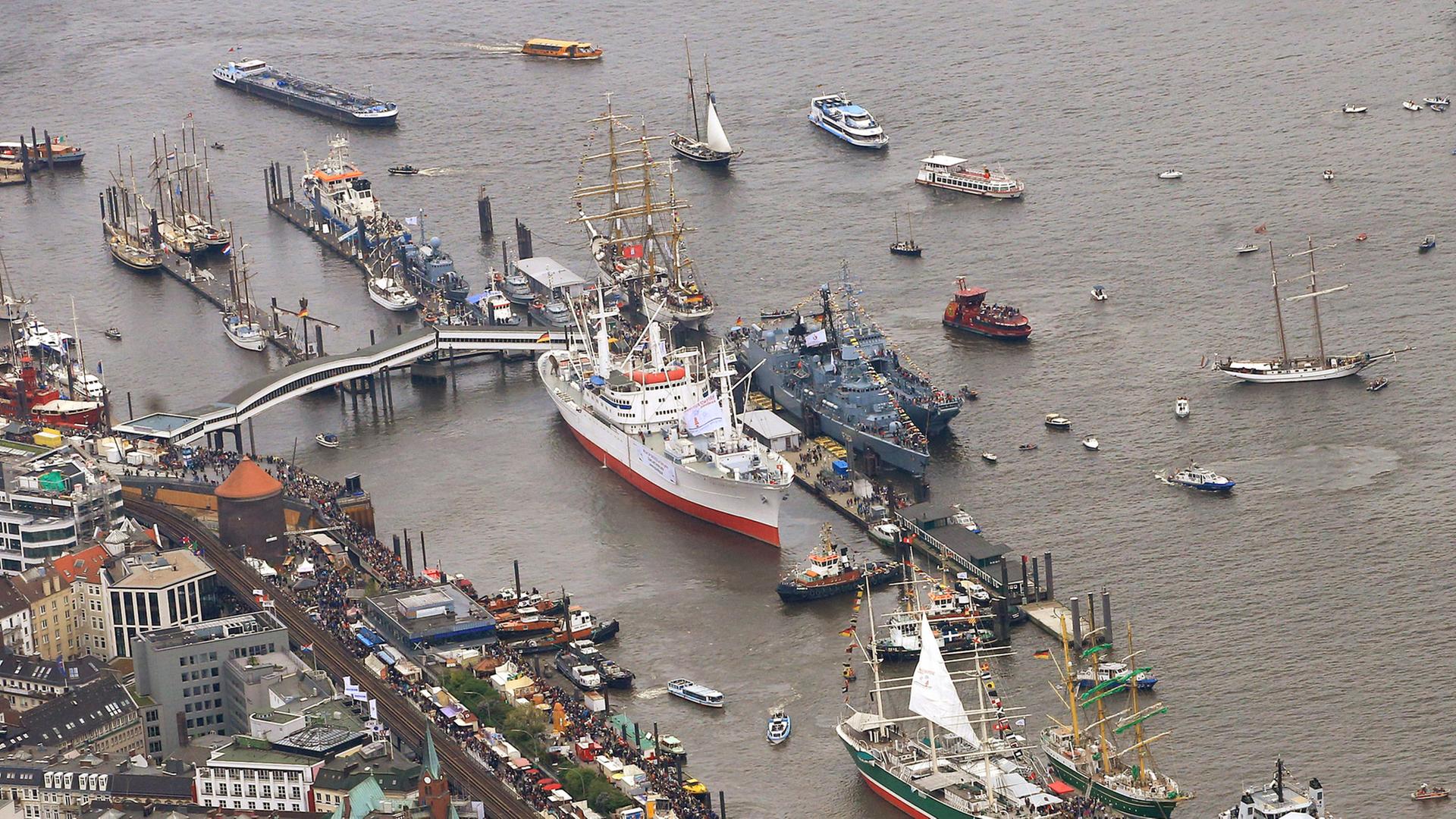 Die Museumsschiffe "Cap San Diego" (M) und "Rickmer Rickmers" (r unten), sowie Großsegler, Schiffe der Bundesmarine, Freizeit- und Ausflugsschiffe sind in Hamburg im Hafen neben den Landungsbrücken auf der Elbe zu sehen.