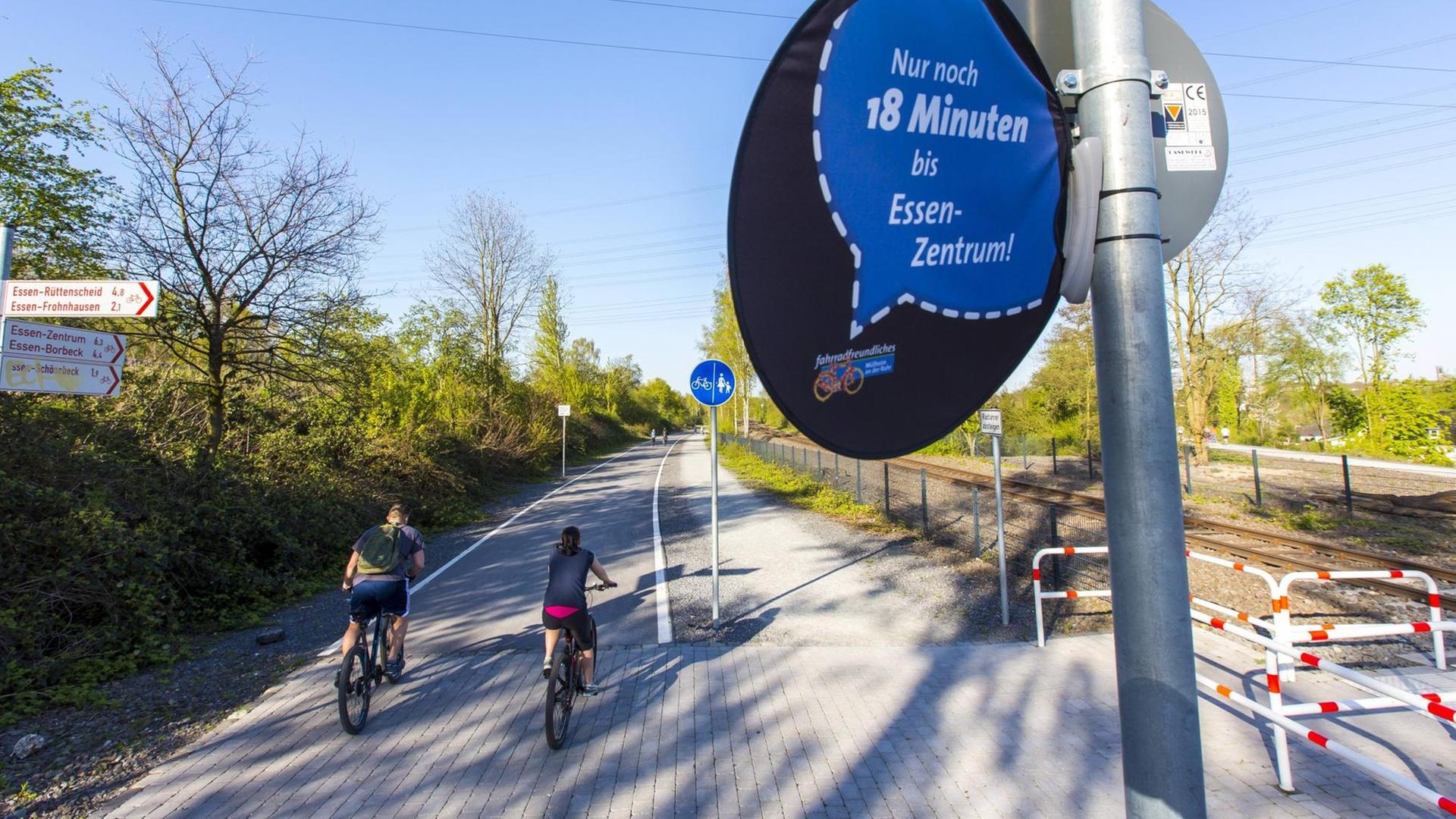 Radweg zwischen Essen und Mülheim an der Ruhr, ehemalige Bahntrasse. Herzstück des zukünftigen Radschnellwegs Ruhr. Radweg zwischen Essen und Mülheim an der Ruhr, ehemalige Bahntrasse. Herzstück des zukünftigen Radschnellwegs Ruhr.
