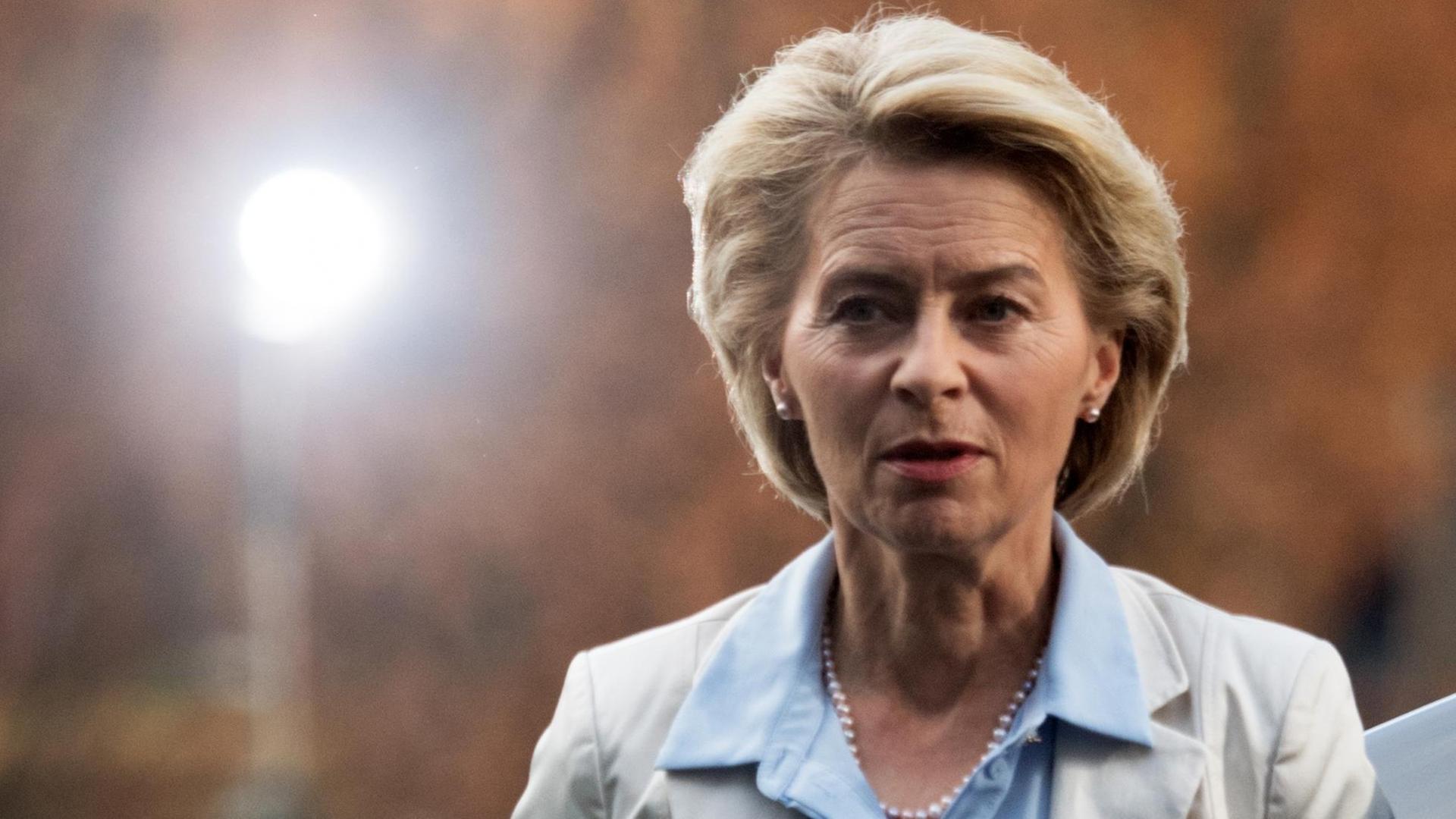 Ursula von der Leyen (CDU), Verteidigungsministerin, trifft zu einer Sitzung des Bundeskabinetts am Hasso-Plattner-Institut in Potsdam ein. Das Bundeskabinett will auf der Tagung die Weichen für Deutschlands digitale Zukunft stellen. Ursula von der Leyen (CDU), Verteidigungsministerin, trifft zu einer Sitzung des Bundeskabinetts am Hasso-Plattner-Institut in Potsdam ein. Das Bundeskabinett will auf der Tagung die Weichen für Deutschlands digitale Zukunft stellen.