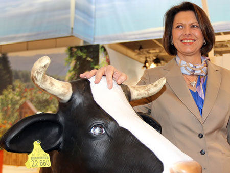 Bundeslandwirtschaftsministerin Ilse Aigner posiert auf der Grünen Woche in Berlin neben einer Plastikkuh. Bundeslandwirtschaftsministerin Ilse Aigner posiert auf der Grünen Woche in Berlin neben einer Plastikkuh.