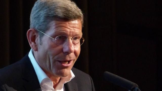 Ford-Chef Bernd Mattes spricht bei einer Vernastaltung am 8. Mai 2015.