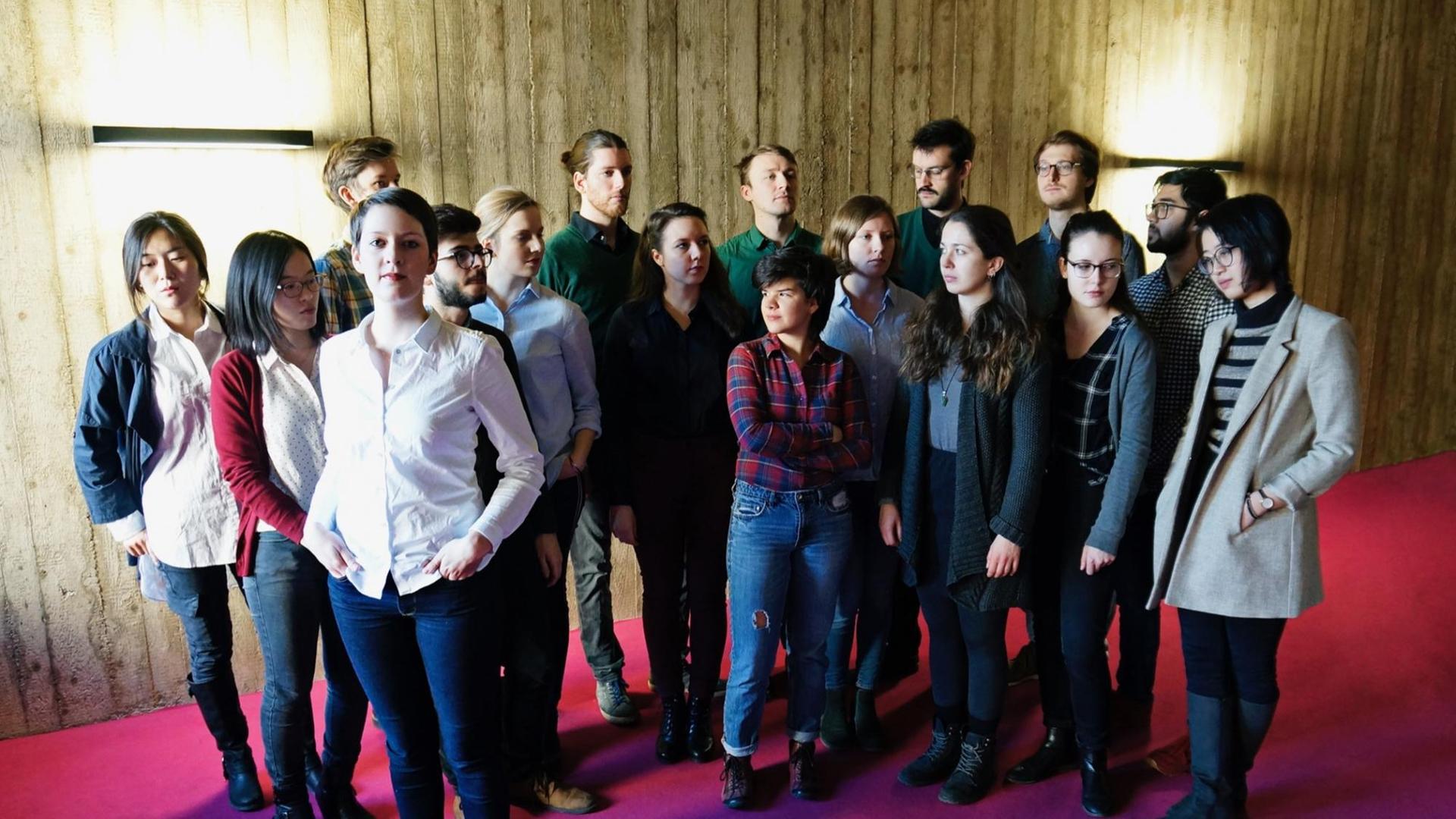Studierende stehen vor einer Betonwand in der Musikhochule Hannover Studierende stehen vor einer Betonwand in der Musikhochule Hannover