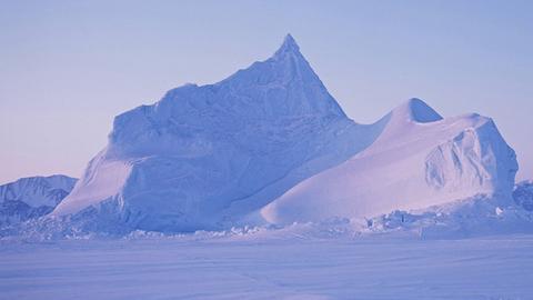 Der Eisberg vor der Nordküste von Baffin Island im kanadischen Territorium Nunavut.