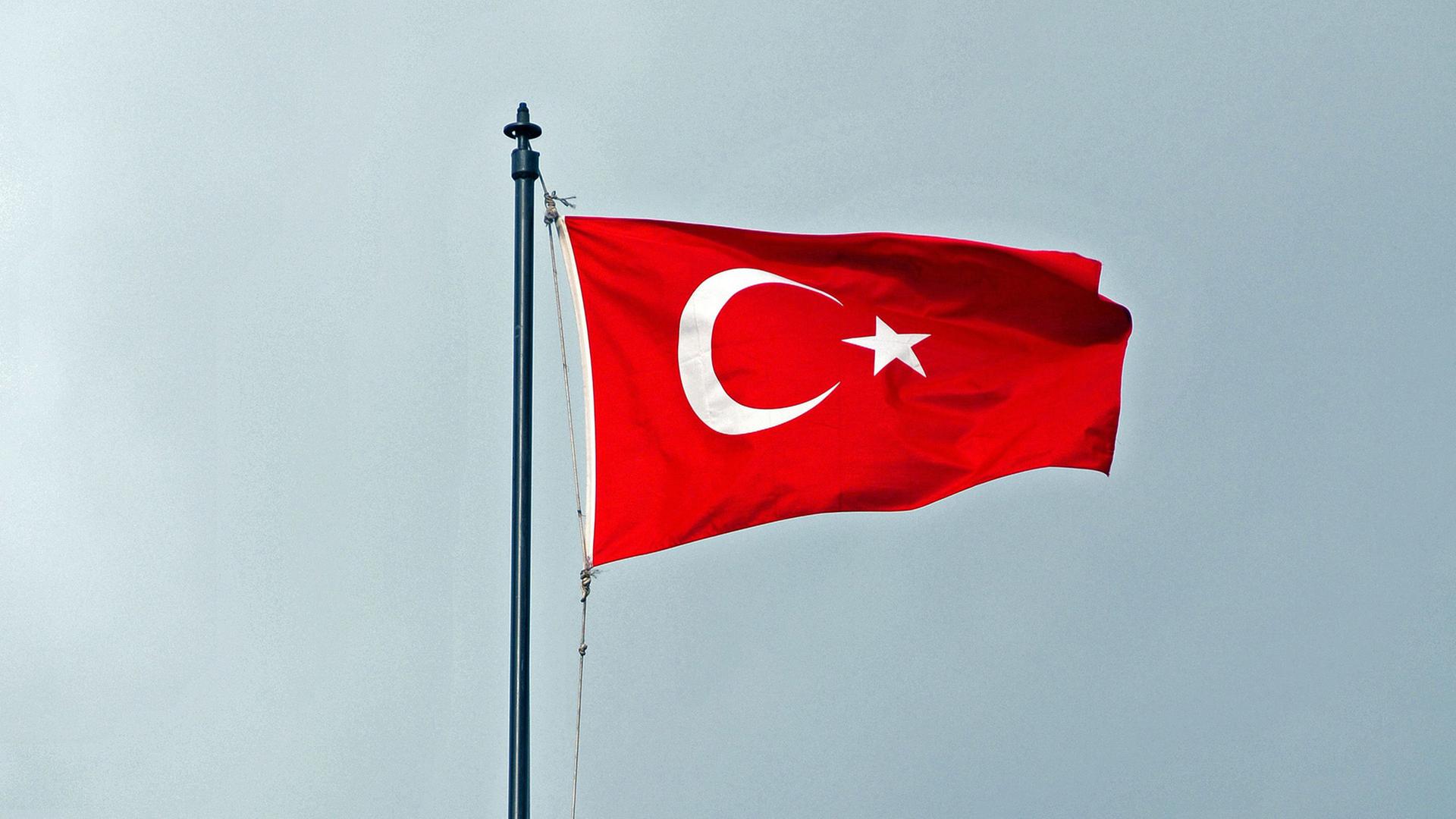 Die türkische Flagge über dem Haupteingangstor zum Topkapi-Serail in Istanbul Die türkische Flagge über dem Haupteingangstor zum Topkapi-Serail in Istanbul
