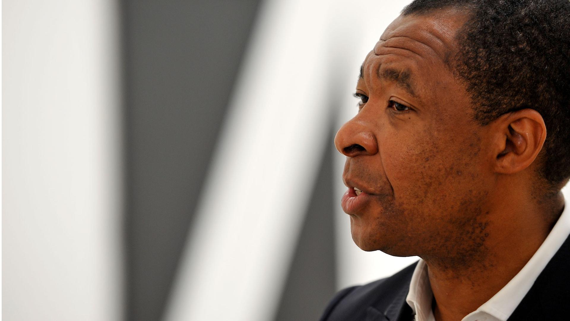 Okwui Enwezor kuratiert 2015 die Biennale in Venedig Okwui Enwezor kuratiert 2015 die Biennale in Venedig