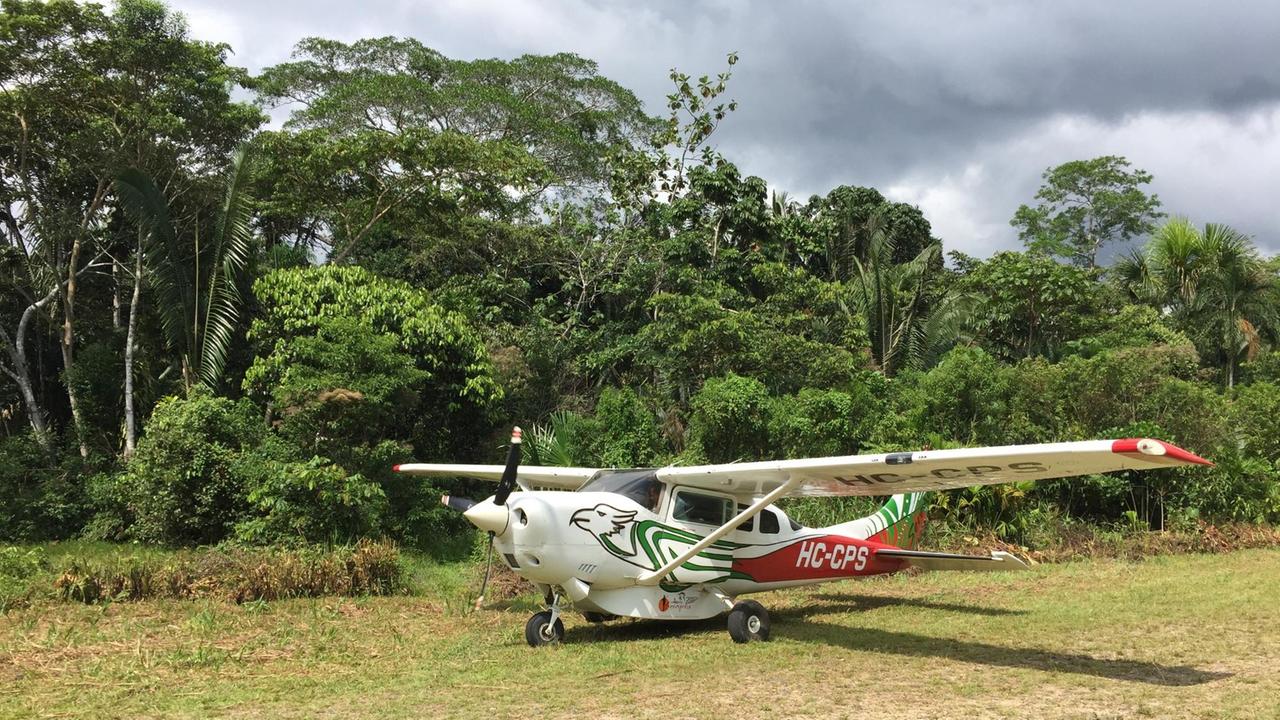 Ein Flugzeug der Linie Aero Sarakuya steht auf einer Wiese. Ein Flugzeug der Linie Aero Sarakuya steht auf einer Wiese.