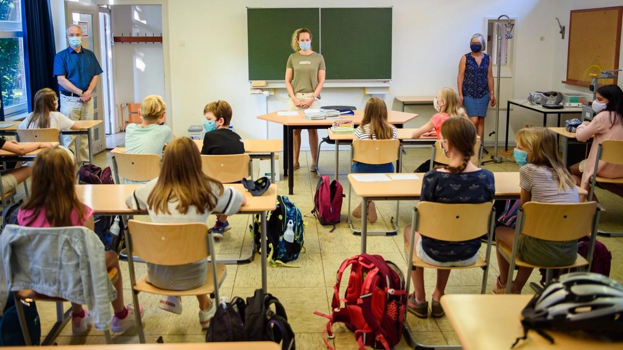 Jens-Peter Meißner (l), Schulleiter der Max-Planck-Schule-Kiel, und Sabine Langenbach (M), Lehrkraft, begrüßen die Schülerinnen und Schüler einer sechsten Klasse am ersten Schultag nach den Sommerferien. Jens-Peter Meißner (l), Schulleiter der Max-Planck-Schule-Kiel, und Sabine Langenbach (M), Lehrkraft, begrüßen die Schülerinnen und Schüler einer sechsten Klasse am ersten Schultag nach den Sommerferien.