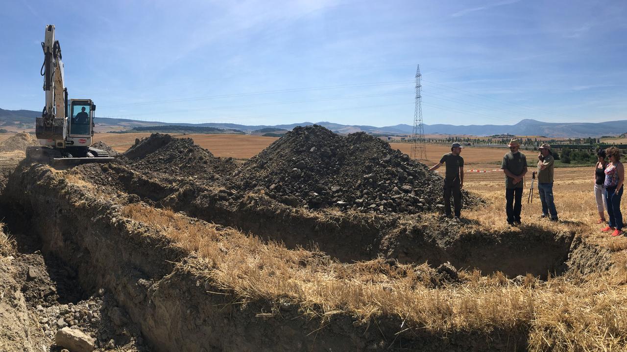 Graben für Graben frisst sich der Bagger durch das große Feld. Graben für Graben frisst sich der Bagger durch das große Feld.